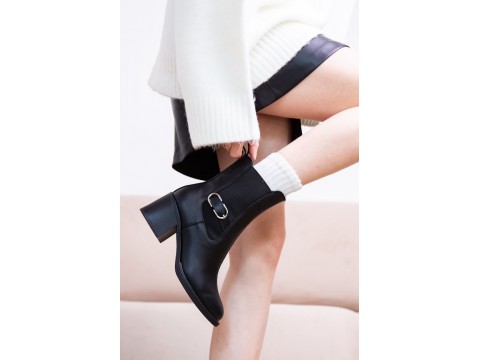 Стильні чорні шкіряні черевики на підборах