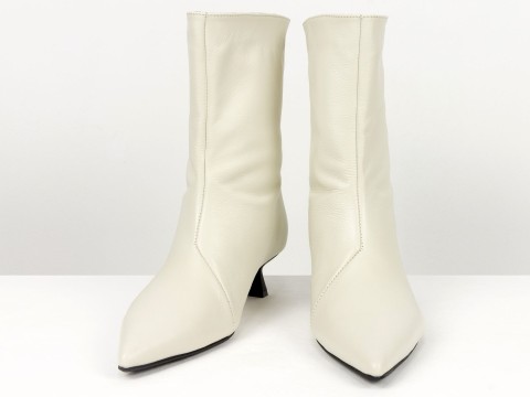 Жіночі молочні шкіряні черевики на маленьких підборах “Kitten Heel” Gino Figini, фото 5