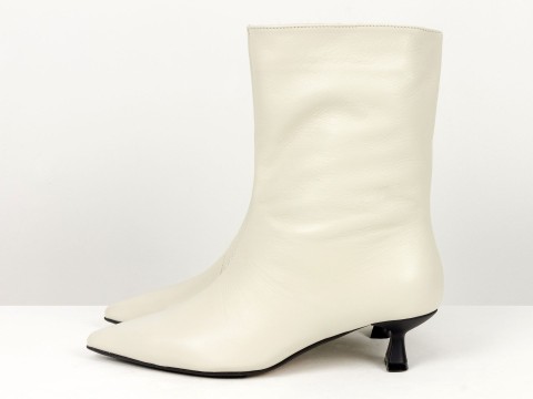 Жіночі молочні шкіряні черевики на маленьких підборах “Kitten Heel” Gino Figini
