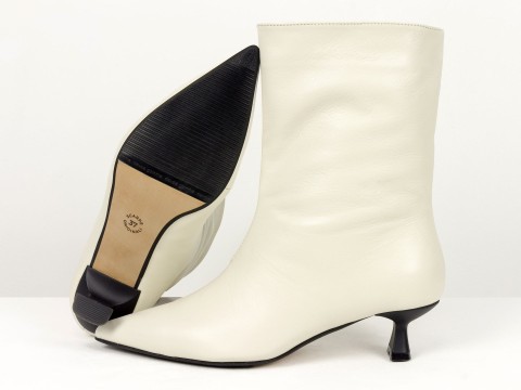 Жіночі молочні шкіряні черевики на маленьких підборах “Kitten Heel” Gino Figini, фото 3