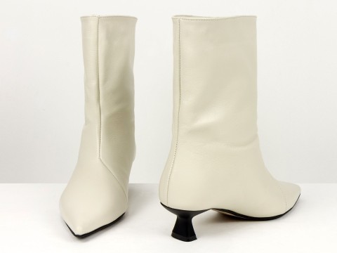 Жіночі молочні шкіряні черевики на маленьких підборах “Kitten Heel” Gino Figini, фото 6