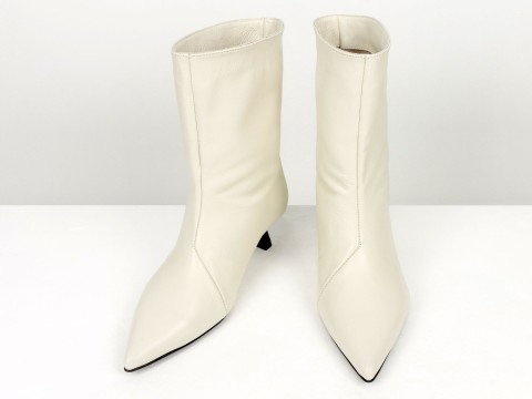 Жіночі молочні шкіряні черевики на маленьких підборах “Kitten Heel” Gino Figini, фото 4