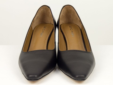 Елегантні жіночі туфлі човникки з натуральної шкіри на зручному каблуці Gino Figini, фото 5