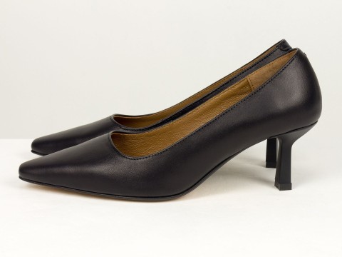 Елегантні жіночі туфлі човникки з натуральної шкіри на зручному каблуці Gino Figini