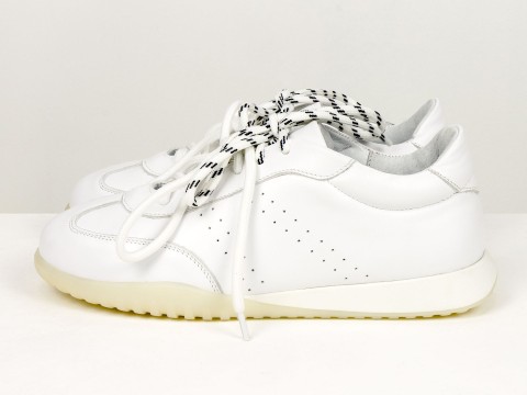 Жіночі стильні кеди білого кольору з акцентними шнурками Gino Figini