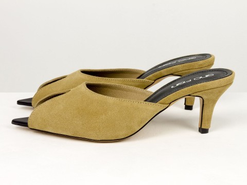 Мюлі жіночі замшеві бежевого кольору на низьких підборах Gino Figini