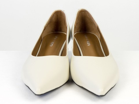 Молочні туфлі човники з натуральної шкіри на  обтяжних підборах чарочка Gino Figini, фото 4