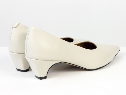 Молочні туфлі човники з натуральної шкіри на  обтяжних підборах чарочка Gino Figini, фото 10