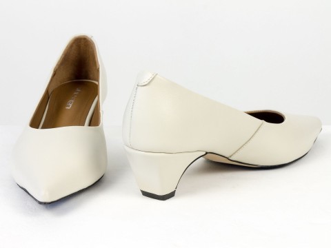 Молочні туфлі човники з натуральної шкіри на  обтяжних підборах чарочка Gino Figini, фото 7