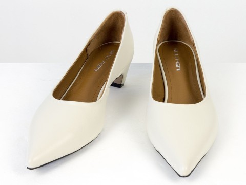 Молочні туфлі човники з натуральної шкіри на  обтяжних підборах чарочка Gino Figini, фото 5