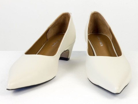 Молочні туфлі човники з натуральної шкіри на  обтяжних підборах чарочка Gino Figini, фото 6