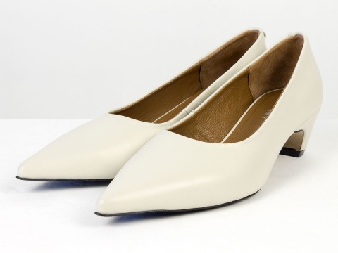 Молочні туфлі човники з натуральної шкіри на  обтяжних підборах чарочка Gino Figini, фото 2