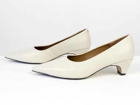 Молочні туфлі човники з натуральної шкіри на  обтяжних підборах чарочка Gino Figini, фото 8