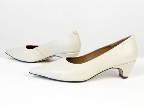 Молочні туфлі човники з натуральної шкіри на  обтяжних підборах чарочка Gino Figini, фото 9