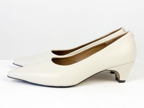 Молочні туфлі човники з натуральної шкіри на  обтяжних підборах чарочка Gino Figini