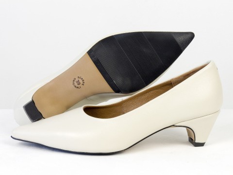 Молочні туфлі човники з натуральної шкіри на  обтяжних підборах чарочка Gino Figini, фото 3
