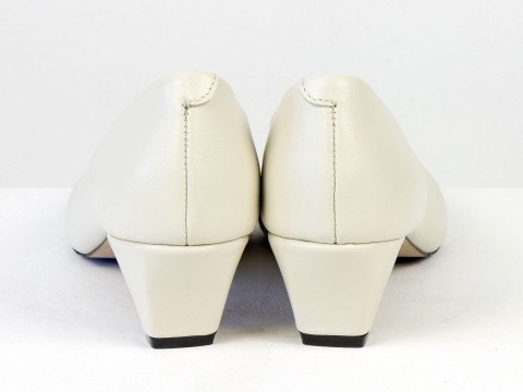 Молочні туфлі човники з натуральної шкіри на  обтяжних підборах чарочка Gino Figini, фото 12