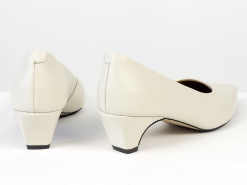 Молочні туфлі човники з натуральної шкіри на  обтяжних підборах чарочка Gino Figini, фото 11
