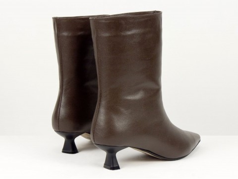 Жіночі коричневі шкіряні черевики на маленьких підборах “Kitten Heel” Gino Figini