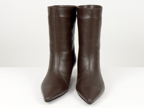 Жіночі коричневі шкіряні черевики на маленьких підборах “Kitten Heel” Gino Figini