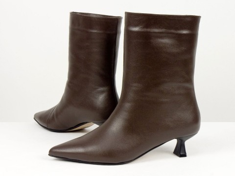 Жіночі коричневі шкіряні черевики на маленьких підборах “Kitten Heel” Gino Figini