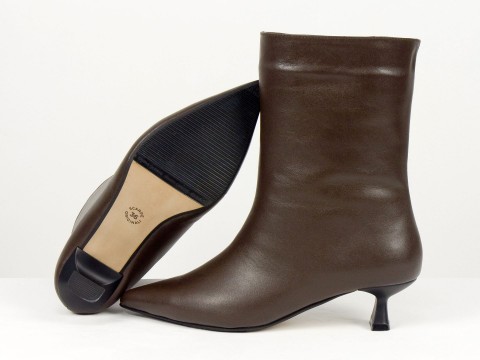 Жіночі коричневі шкіряні черевики на маленьких підборах “Kitten Heel” Gino Figini