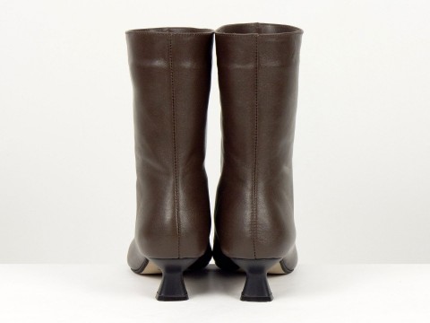 Жіночі коричневі шкіряні черевики на маленьких підборах “Kitten Heel” Gino Figini