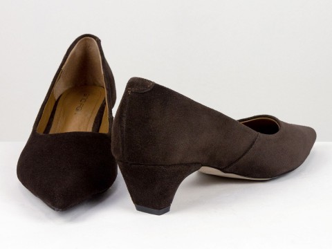 Коричневые туфли лодочки из натуральной замши на  обтяжных каблуках чарочка Gino Figini