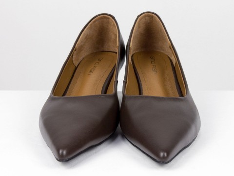 Коричневые туфли лодочки из натуральной кожи на  обтяжных каблуках чарочка Gino Figini