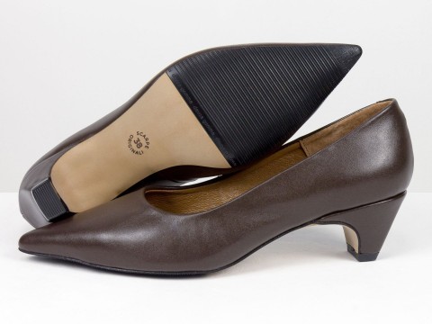 Коричневые туфли лодочки из натуральной кожи на  обтяжных каблуках чарочка Gino Figini