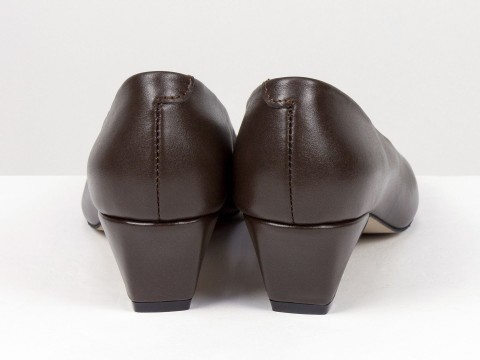 Коричневые туфли лодочки из натуральной кожи на  обтяжных каблуках чарочка Gino Figini