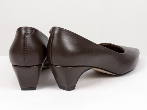 Коричневые туфли лодочки из натуральной кожи на  обтяжных каблуках чарочка Gino Figini