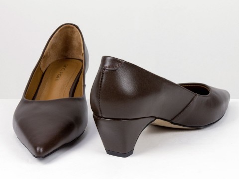 Коричневые туфли лодочки из натуральной кожи на  обтяжных каблуках чарочка Gino Figini