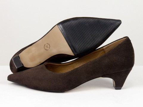 Коричневые туфли лодочки из натуральной замши на  обтяжных каблуках чарочка Gino Figini