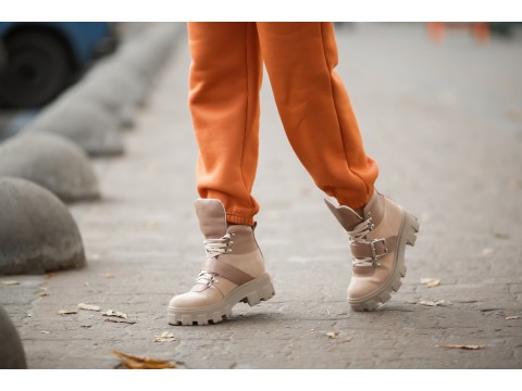 Жіночі берці з персикової замші та вставками з натуральної шкіри бежевого кольору на шнурівці, Б-2084-01