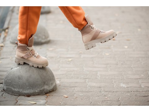 Жіночі берці з персикової замші та вставками з натуральної шкіри бежевого кольору на шнурівці, Б-2084-01
