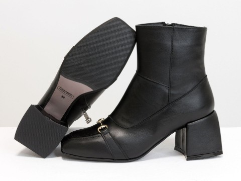 Жіночі черевики з натуральної чорної шкіри на квадратному підборі з фурнітурою попереду, Б-2169-01.