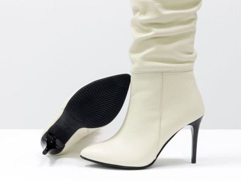 Жіночі чоботи гармошка на шпильці з натуральної шкіри флотар молочного кольору