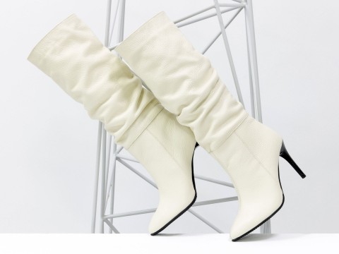 Жіночі чоботи гармошка на шпильці з натуральної шкіри флотар молочного кольору