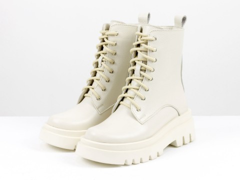 Классические ботинки из натуральной молочной кожи на утолщенной подошве со шнуровкой и молнией, Б-2196-07
