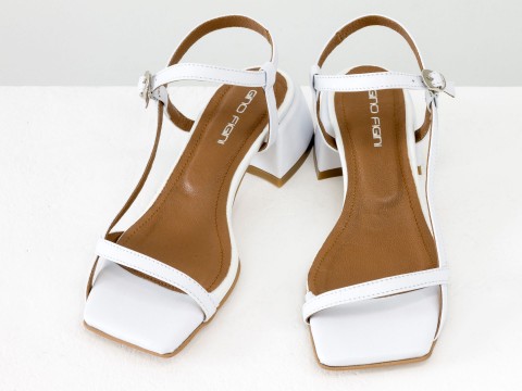 Дизайнерские белые босоножки на обтяжном каблуке  из натуральной итальянской кожи