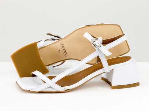 Дизайнерские белые босоножки на обтяжном каблуке  из натуральной итальянской кожи