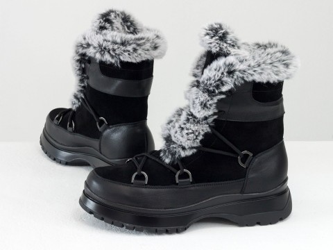 Женские зимние ботинки на высокой платформе из замши и кожи черного цвета с опушкой