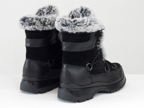 Женские зимние ботинки на высокой платформе из замши и кожи черного цвета с опушкой