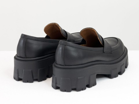 Женские  туфли на тракторной подошве из натуральной черной  кожи, Т-2052-10