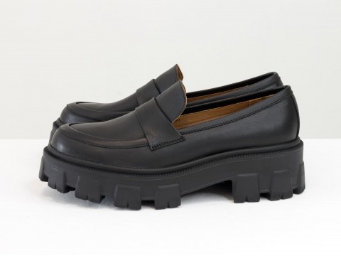 Жіночі туфлі на підошві з натуральної шкіри чорного кольору, Т-2052-10