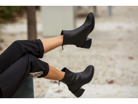 Жіночі черевики з натуральної чорної шкіри на середньому підборі, Б-2159-01
