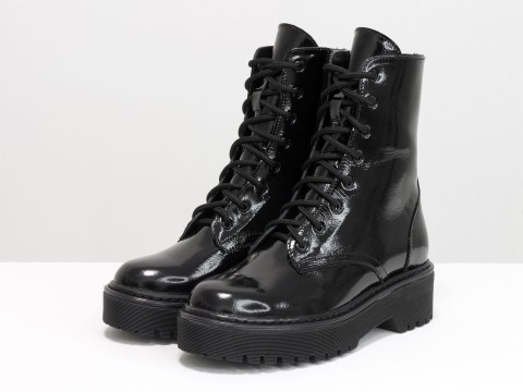Женские ботинки из натуральной лаковой кожи черного цвета на шнуровке, Б-2069-05