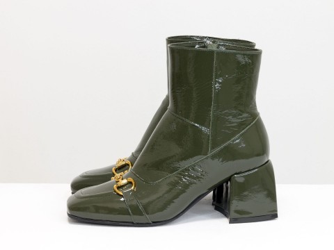 Женские классические ботинки болотного цвета из натуральной лаковой кожи с фурнитурой, Б-2169-05