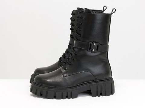 Высокие ботинки черного цвета с карабином из натуральной кожи на тракторной подошве, Б-2174-01